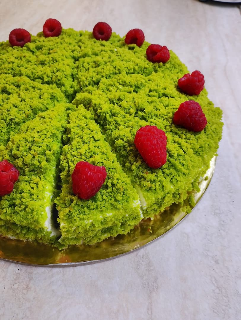 Útulný interiér kaviarne s nástennou maľbou brehového hája