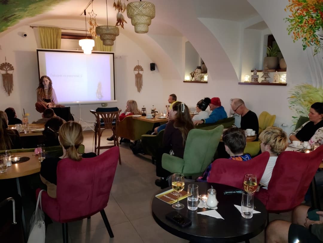 Prednáška v kaviarni