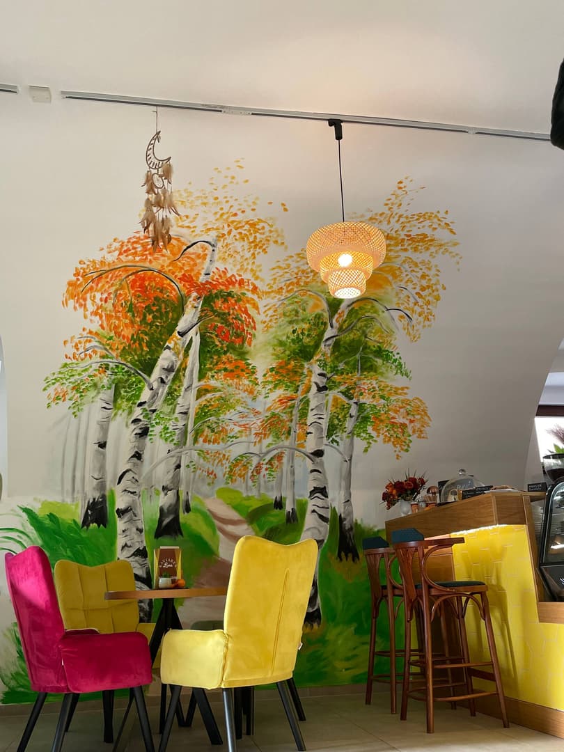 Sedenie pri bare s brezovou maľbou