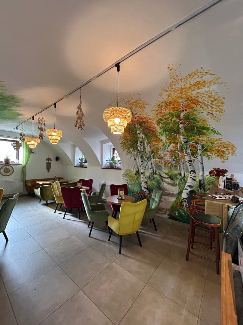 Priestranné sedenie s brezovou maľbou