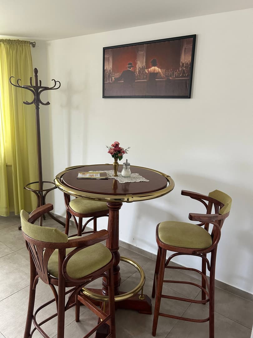 Intímny stôl pre dvoch