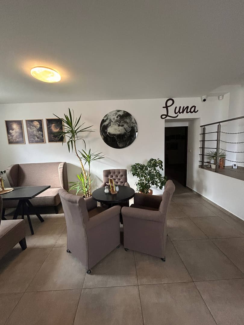 Luna nápis s rastlinami