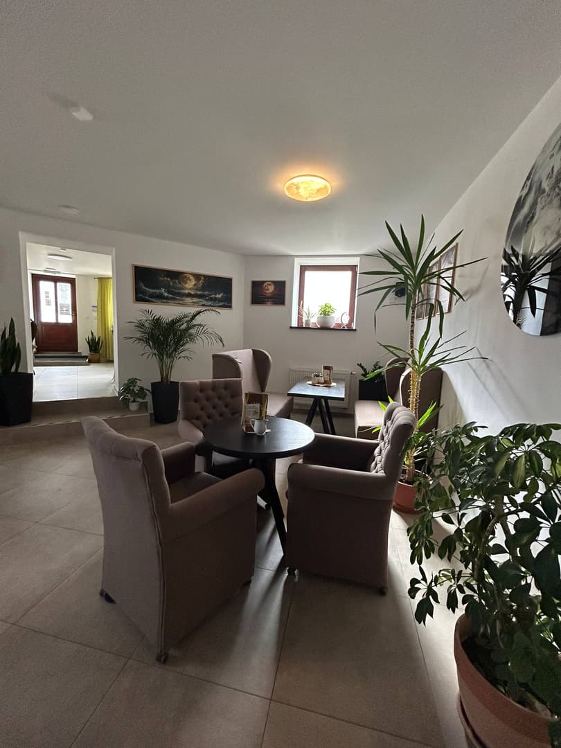 Sedenie s hnedými kresielkami